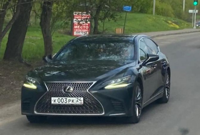 Управление делами губернатора Красноярского края судится с дорожниками из-за ямы, где повредил колесо Lexus Михаила Котюкова