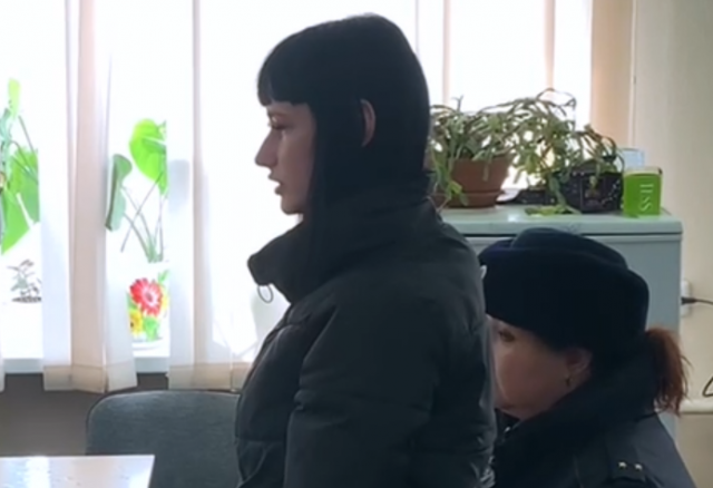 Красноярку, матерившую сына-инвалида во время стрима, арестовали на 2 месяца