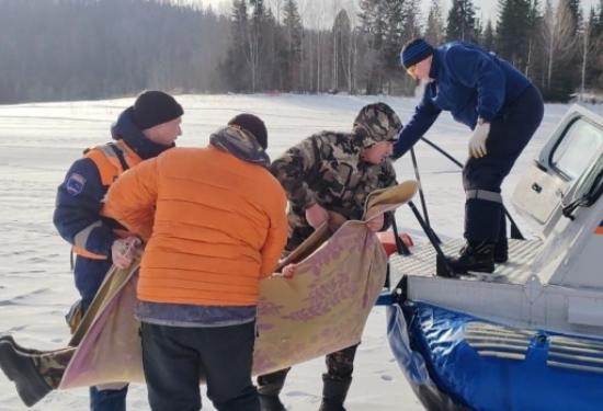 На Красноярском водохранилище мужчина наехал на палатку, где находились люди