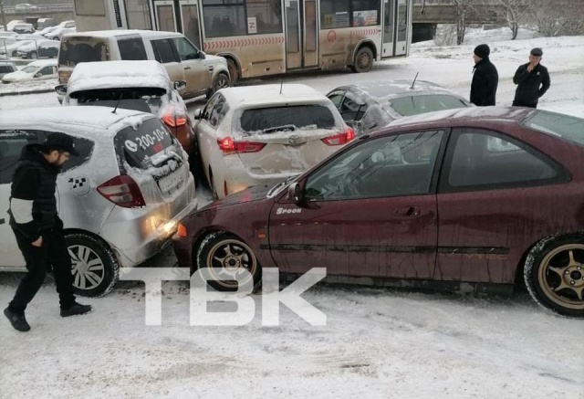 «Пустите на работу, у меня заведующая злая»:  утром Красноярск сковали 10-балльные пробки после снегопада