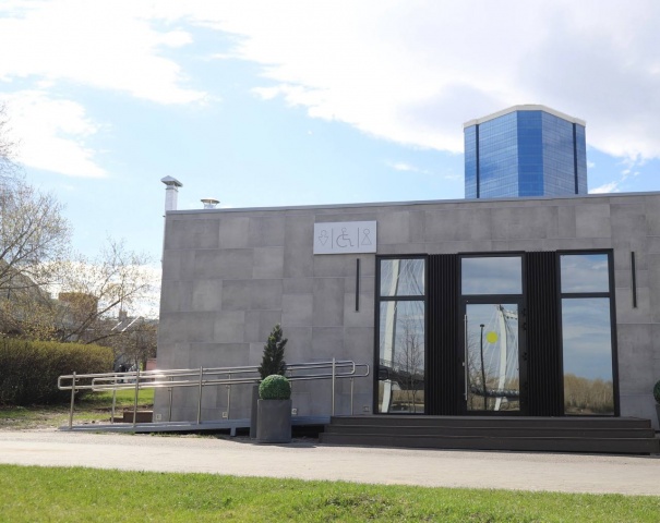 Новые туалеты на набережных Красноярска не работают