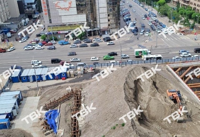 Гору песка на стройплощадке метро в центре Красноярска начали убирать