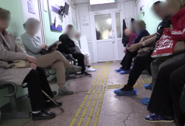 «Два часа ждал приема»: почему в красноярском глазном центре выстроились очереди