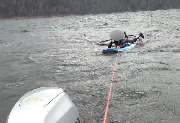 Любитель экстремального отдыха застрял посреди Красноярского моря