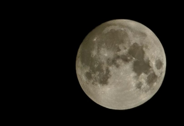 «Светло как днем и белые облака»: красноярцы увидели последнее в этом году Суперлуние