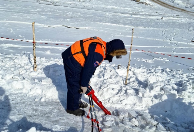 На красноярском водохранилище перегородили съезд на лед для автомобилей