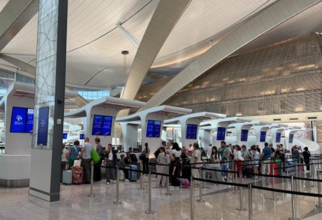 Отмены рейсов и тысячи застрявших в отелях россиян: как война в Иране затронула туристов?