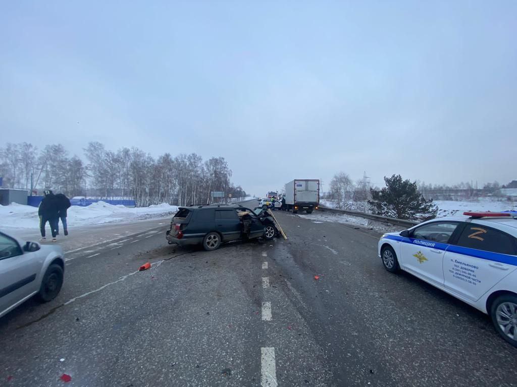 Три человека пострадали в массовой аварии под Красноярском