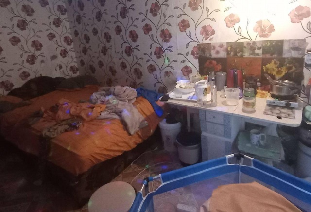 В Шарыпове у матери забрали грудного ребенка: малыша оставили в квартире с клопами, пока мать спала в подъезде