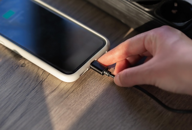 Красноярка получила ожоги из-за загоревшегося под подушкой телефона