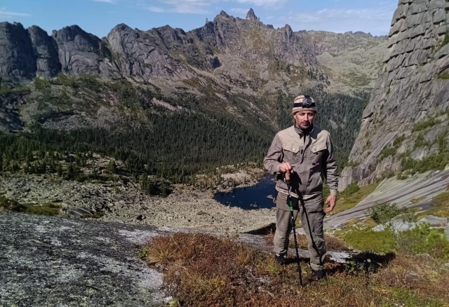 «Сказали, что он сам виноват, далеко вперед ушел»: пропавшего туриста из Чечни уже месяц ищут в Ергаках
