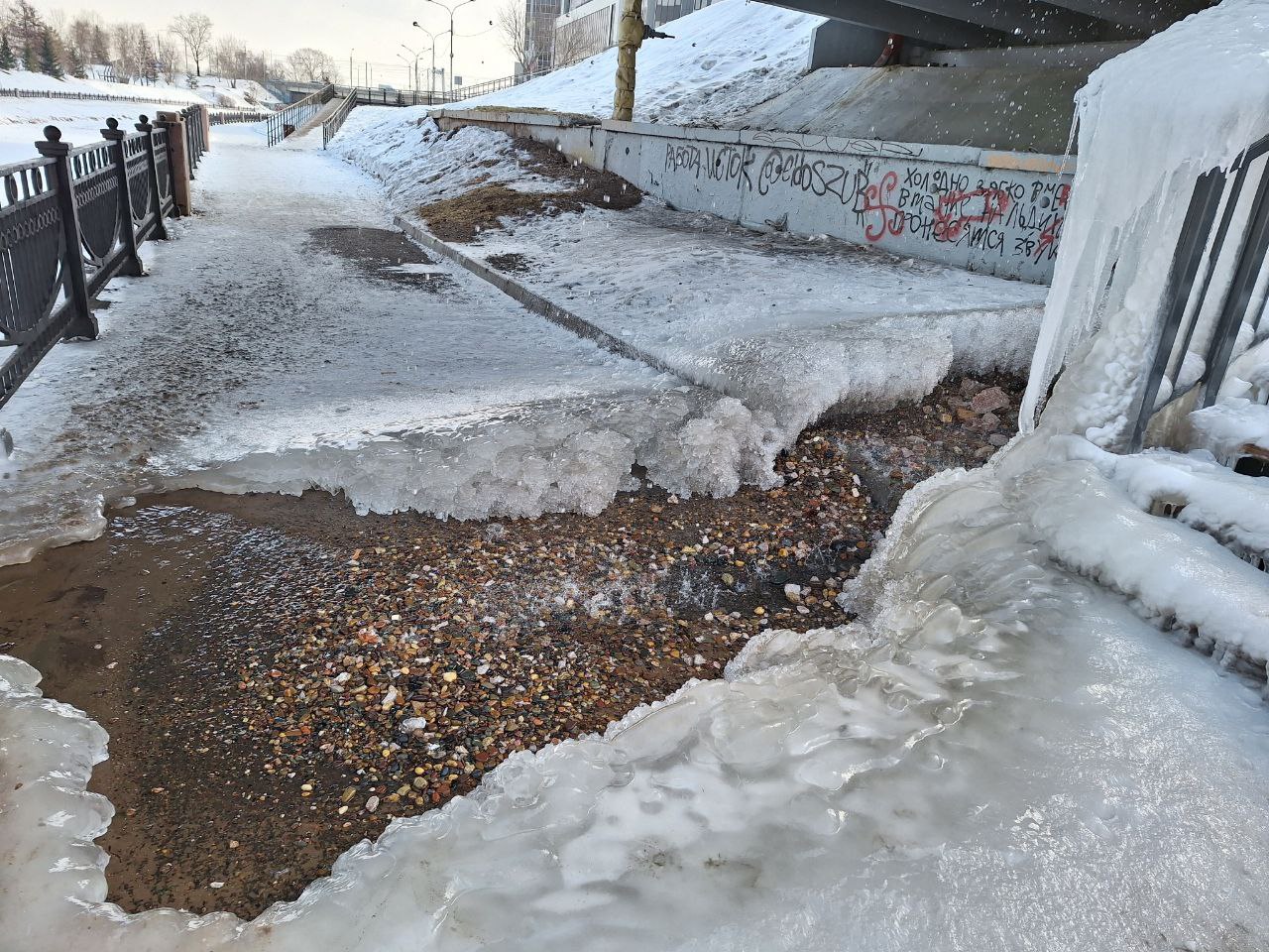 В Красноярске более 30 домов могут остаться без холодной воды из-за порыва  на мосту через Качу