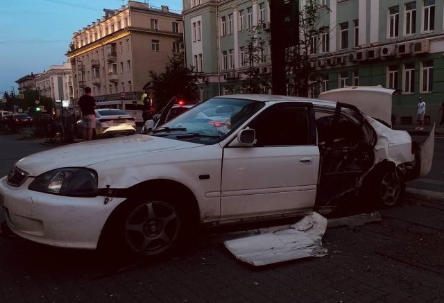 Иномарка врезалась в столб и сбила двух подростков на тротуаре в центре Красноярска Иномарка врезалась в столб и сбила двух подростков на тротуаре в центре Красноярска