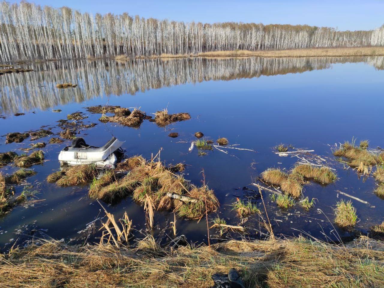 Пять человек погибли в аварии в Шушенском районе: машина упала в воду с  обрыва