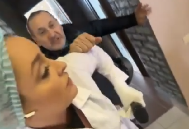 На журналистов ТВК напали во время съемок «Проверки» в детском саду и сломали камеру