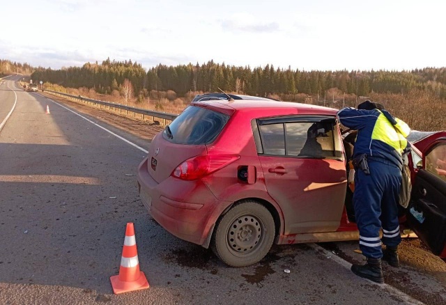 В Манском районе Nissan выехал на «встречку» и столкнулся с двумя иномарками: погиб один человек В Манском районе Nissan выехал на «встречку» и столкнулся с двумя иномарками: погиб один человек