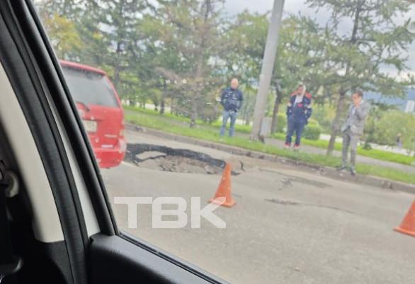 На улице Дубровинского на сутки ограничили движение из-за провала асфальта