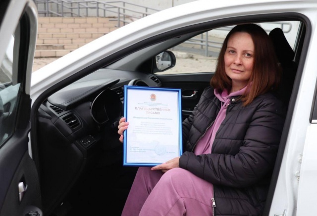 «Был заказ отвезти в банк – отвезла в полицию»: в Красноярске женщина-таксист спасла пенсионерку от мошенников