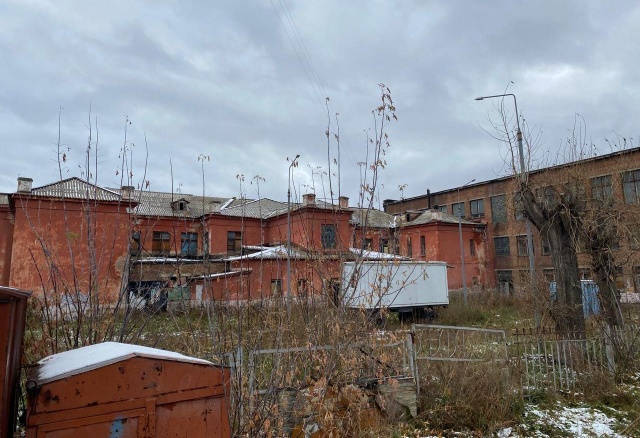 Прокуратура потребовала оградить заброшенную красноярскую школу от детей и бездомных