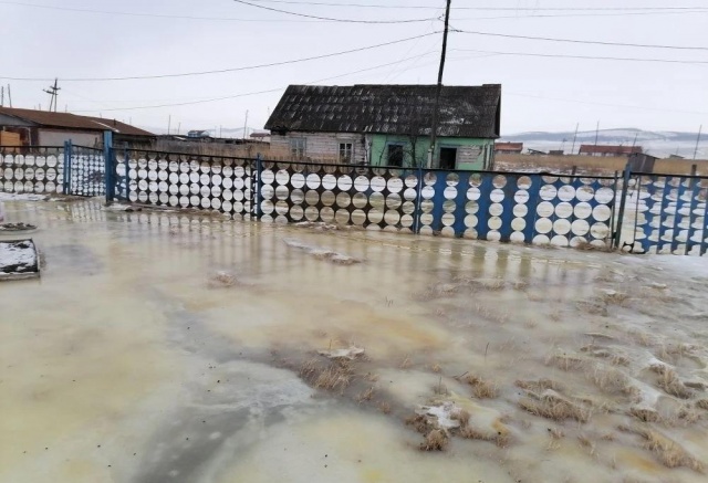 «Обещали поставить дренажные насосы, но их нет»: поселок Красноярского края топит грунтовыми водами