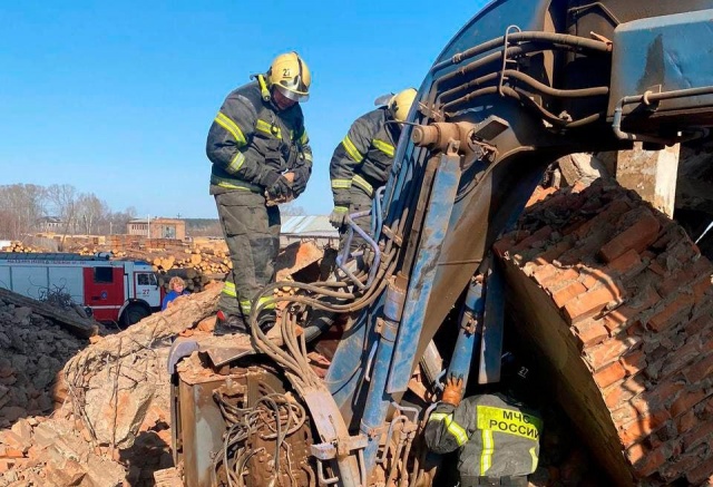 Водителя экскаватора насмерть придавило зданием в Канске
