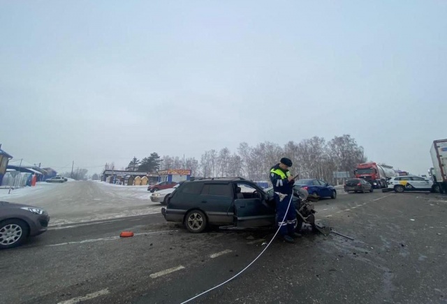Три человека пострадали в массовой аварии под Красноярском