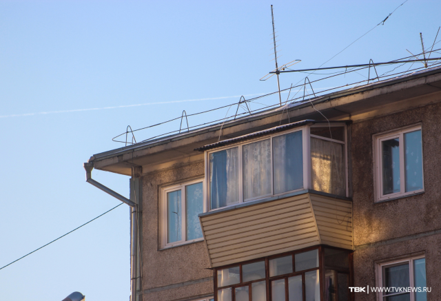 Подросток выпал из окна пятого этажа в городе Назарово