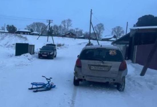 Ребенок съехал с горки и попал под колеса машины в Красноярском крае