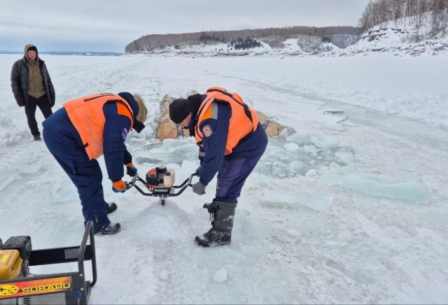 Спасатели нашли тело провалившегося под лед водителя на Красноярском море